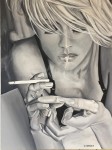 Femme blonde assise et pensive fumant une cigarette 