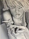 Femme blonde accoudée fumant une cigarette